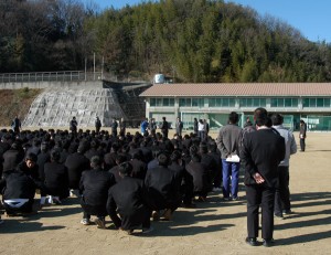 笠工の運動場に集合